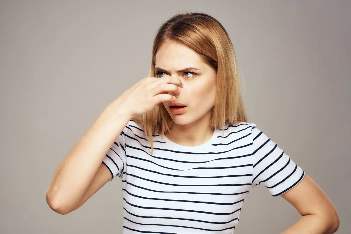 Une femme fait un rot qui sent l'œuf pourri